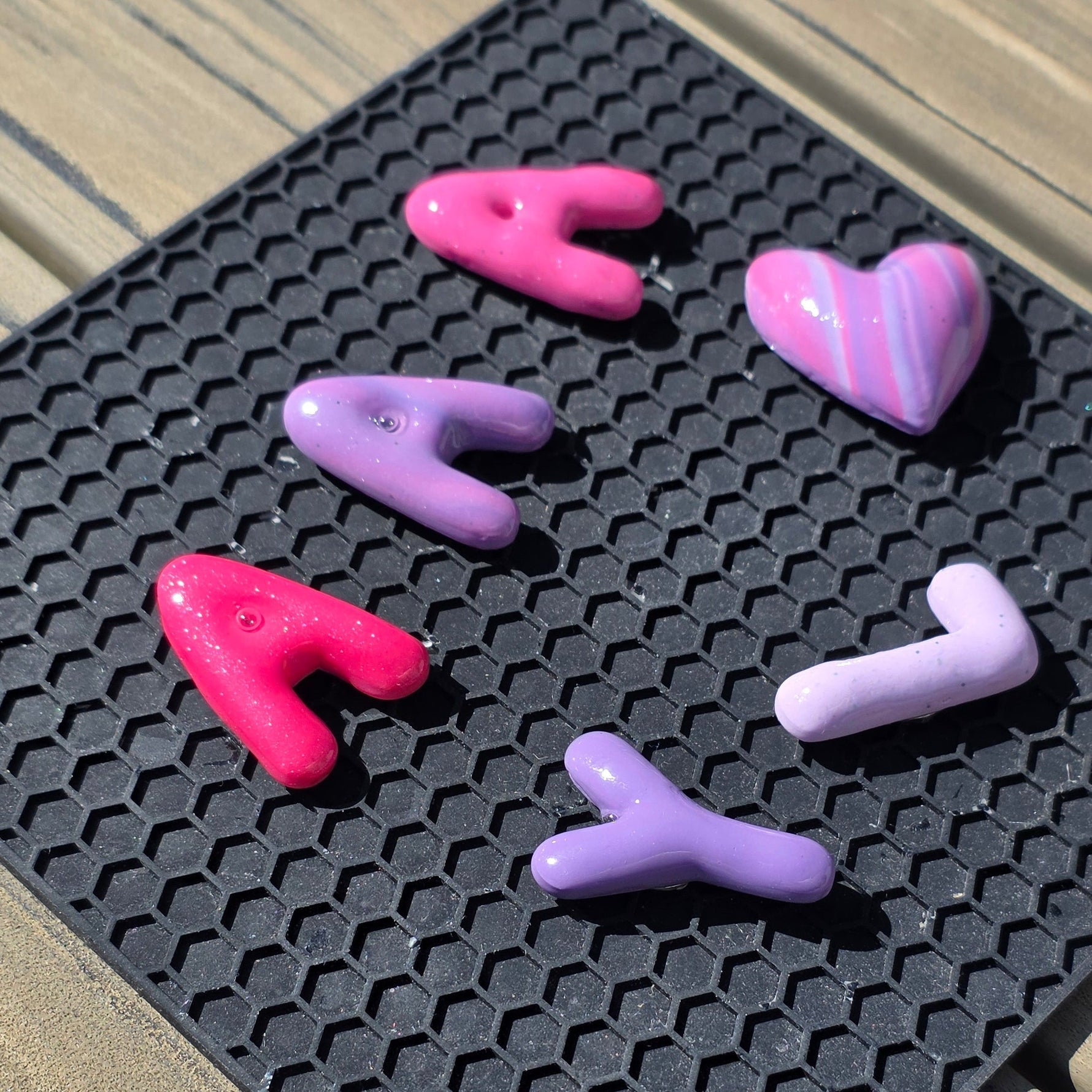DIY Back to School: Maak je eigen gepersonaliseerde Bubble Letter sleutelhangers van polymeerklei