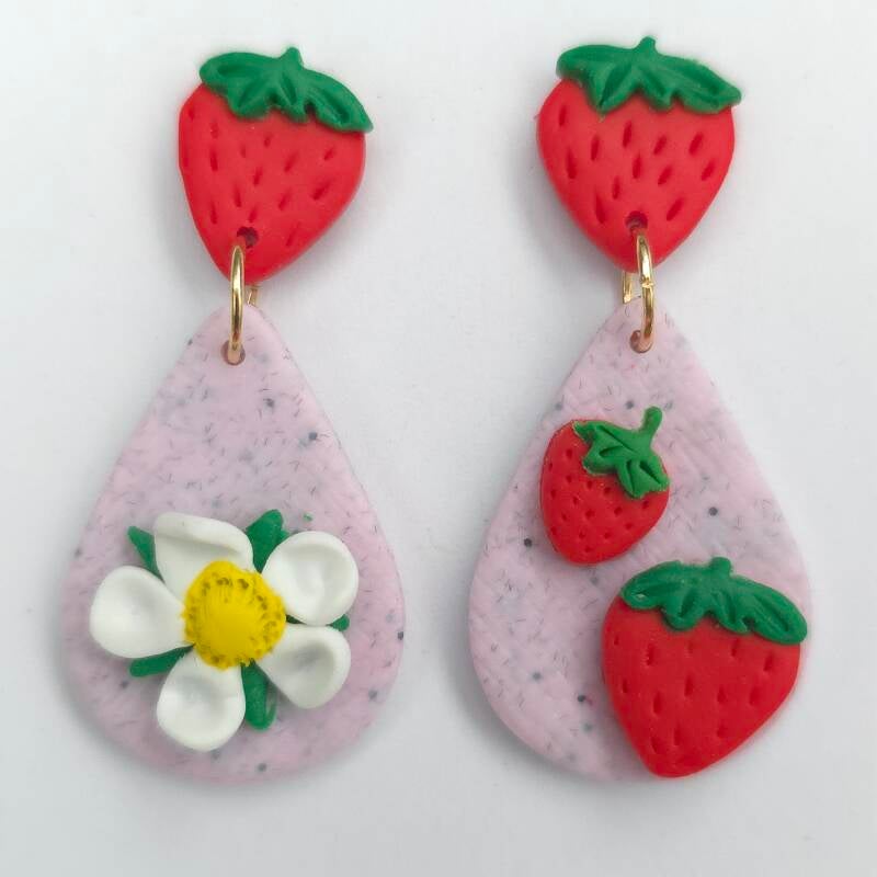 Droppe M ~ Aardbeien oorhangers druppelvormig - Aardbeisteker