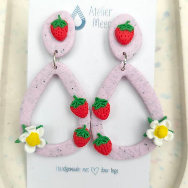 Droppe L Aardbeien oorhangers - Steker met aardbei