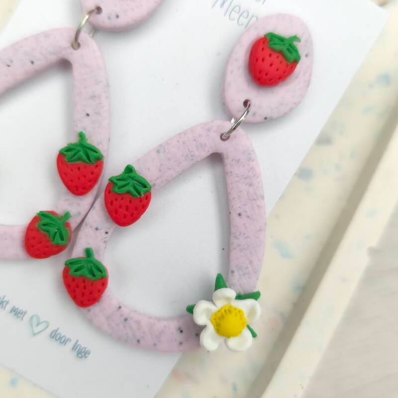 Aardbeien oorhangers met aardbei steker