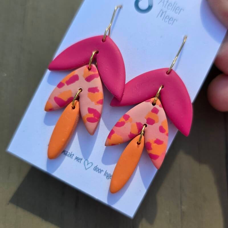 Seline ~ blaadjes oorbellen - zomers roze oranje