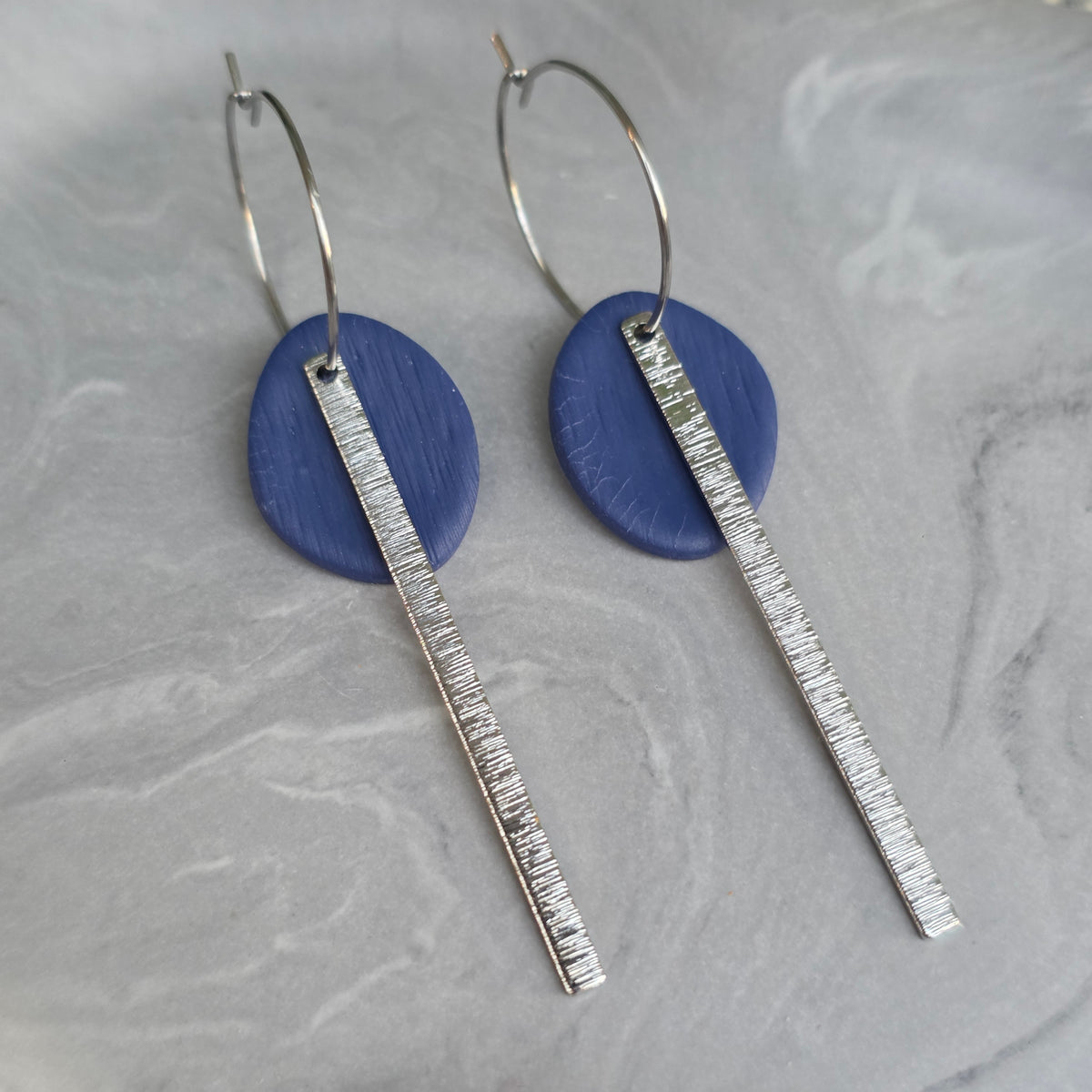 Marineblauwe oorhangers met messing staafje | model MIA