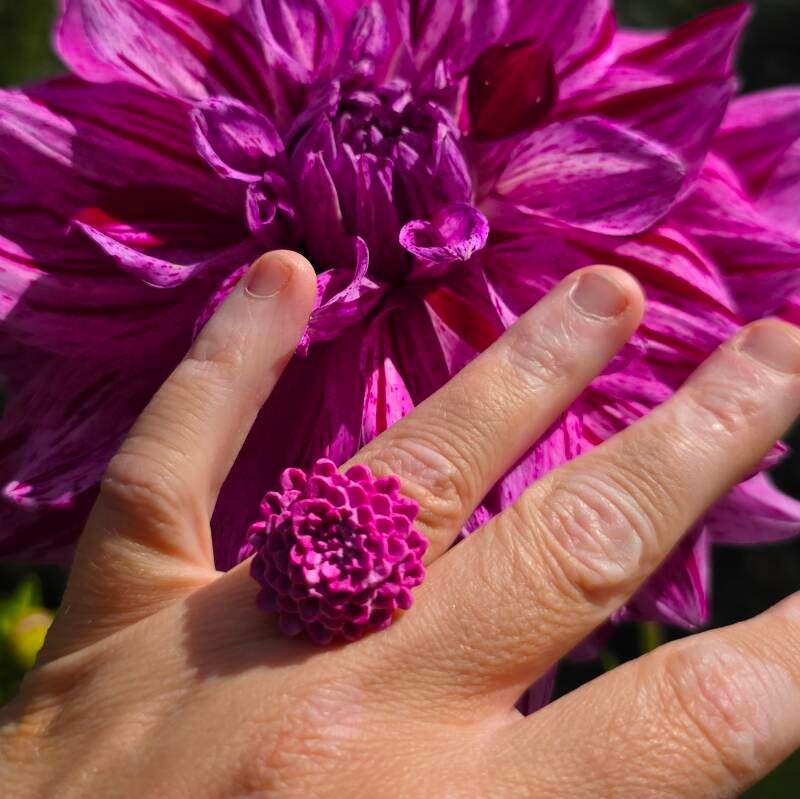 Ring Dahlia magenta mix ~ verstelbare ring uit stainless steel met klei