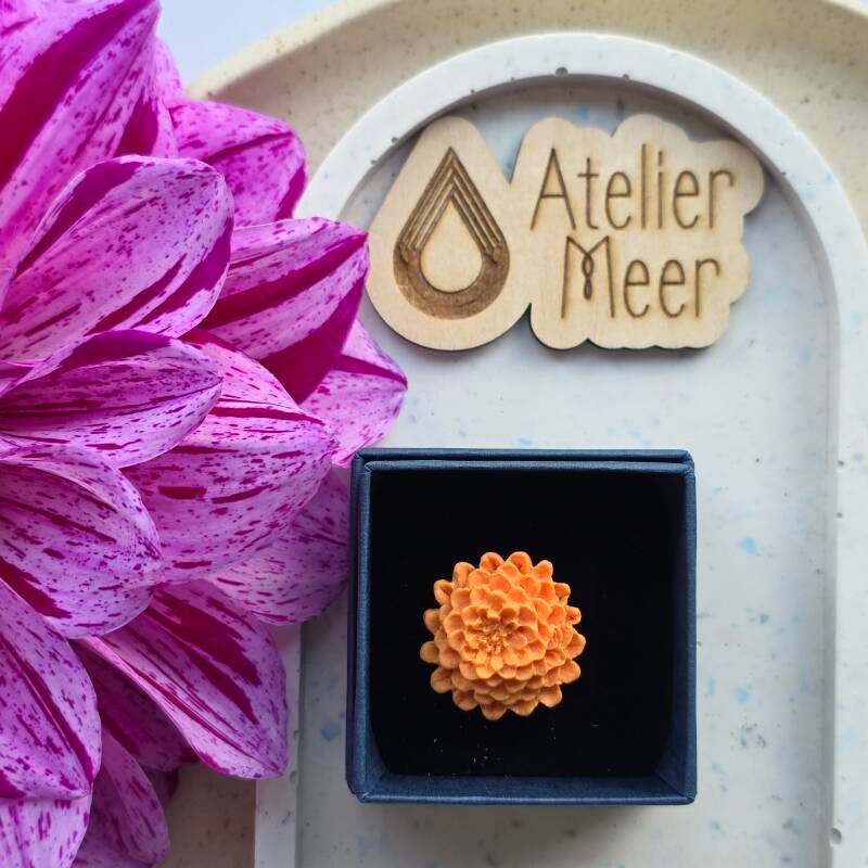 Ring Dahlia perzik ~ verstelbare ring uit stainless steel met klei
