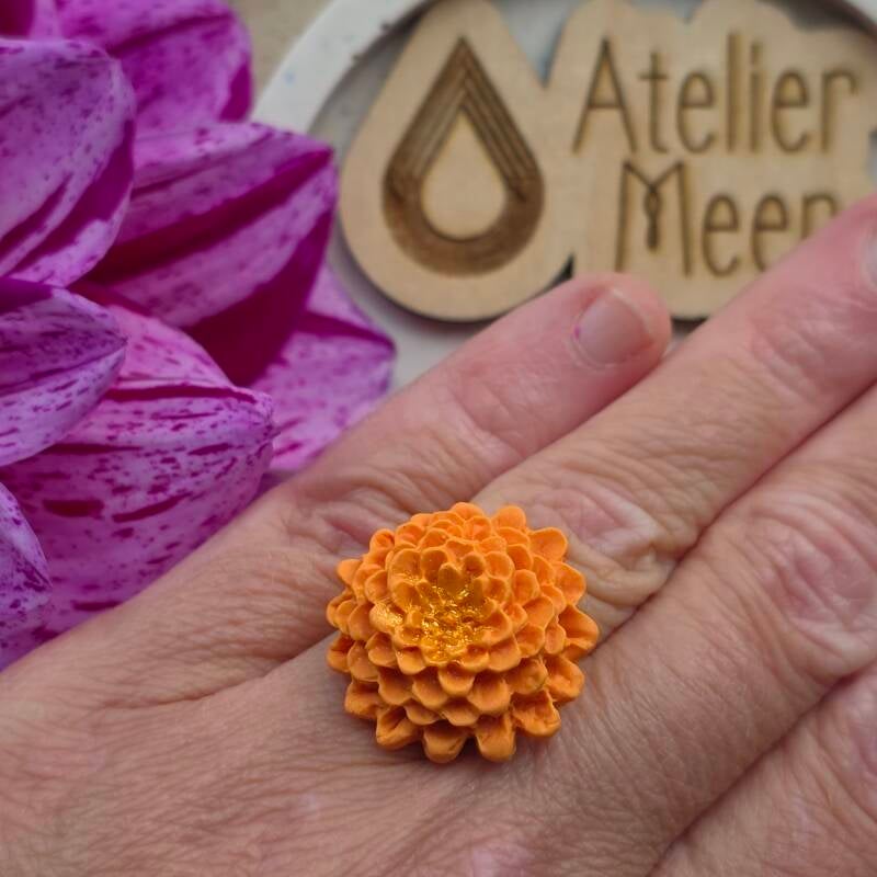 Ring Dahlia perzik ~ verstelbare ring uit stainless steel met klei