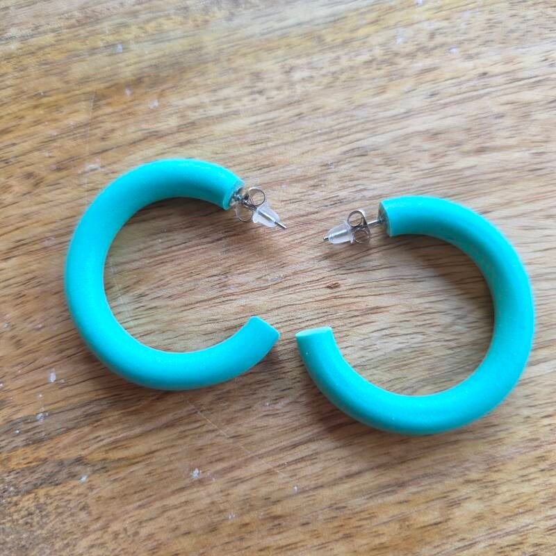 Hoops L ~ kleurrijke hoepeloorbellen uit polymeerklei