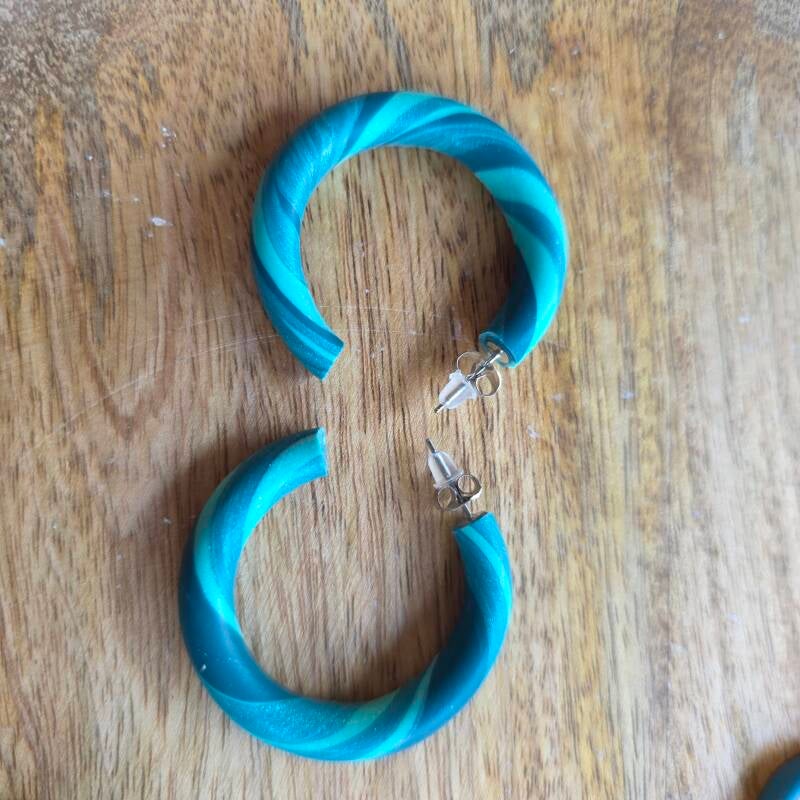 Hoops L ~ kleurrijke hoepeloorbellen uit polymeerklei