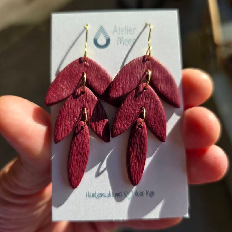 Seline ~ bordeaux bengelende statement oorbellen