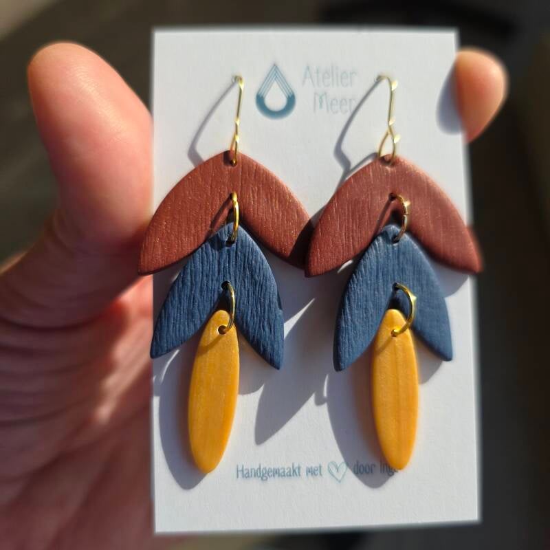 Seline ~ blaadjes oorbellen - bruin blauw goudgeel
