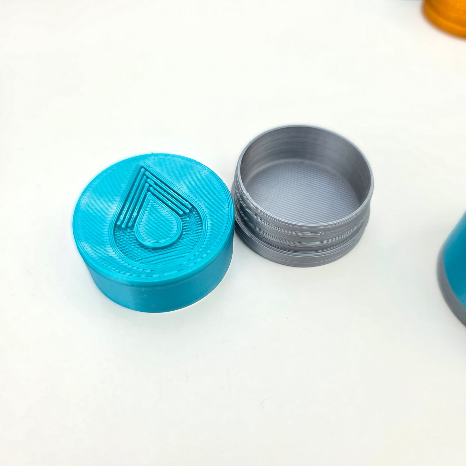 Doosje met zilverkleurige metalen onderdelen voor 8 paar oorbellen