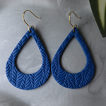 Druppelvormige oorbellen Droppe XL blauw bladrelief