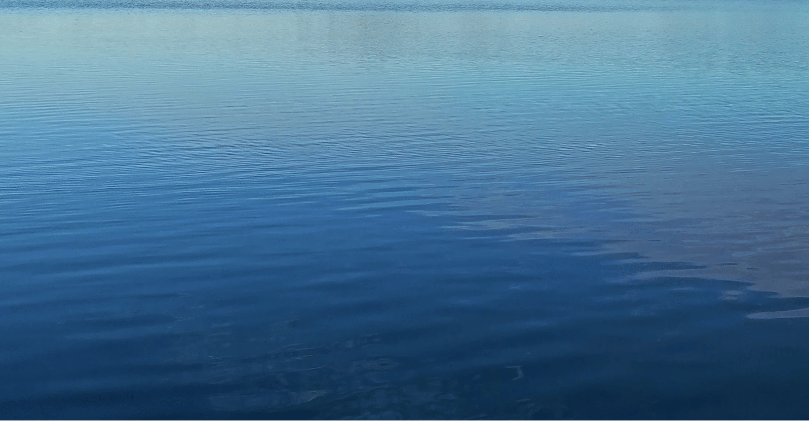 Meer met kleine golfjes op het wateroppervlak