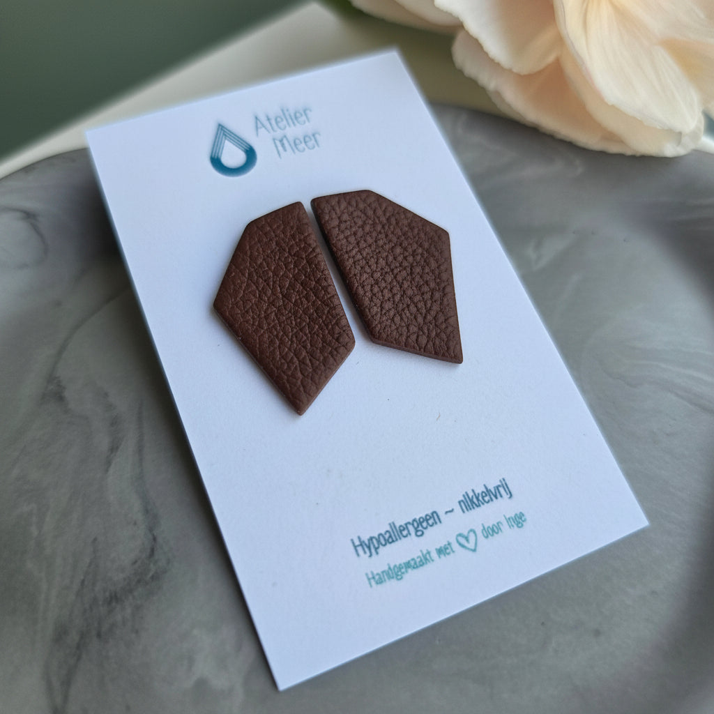 chocoladebruine oorstekers in lederlook