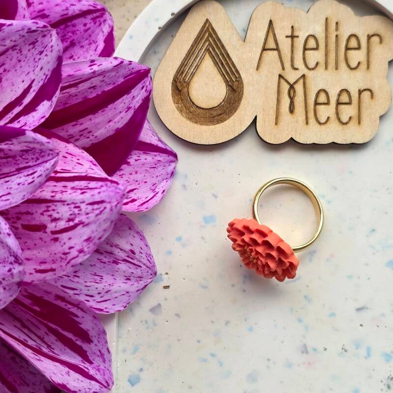 Ring Dahlia perzikroze ~ verstelbare ring uit stainless steel met klei