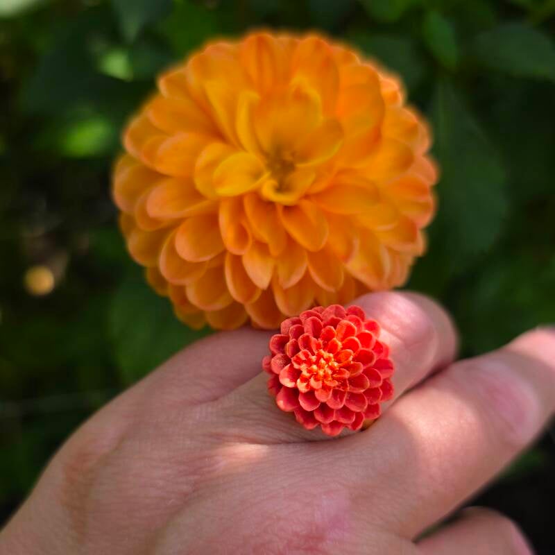 Ring Dahlia zalmroze ~ verstelbare ring uit stainless steel met klei