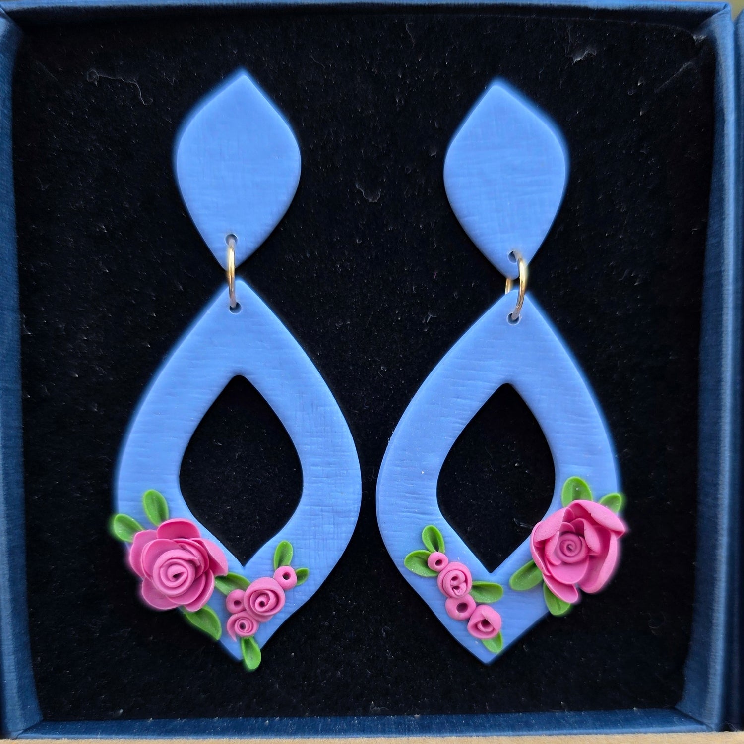 Floral oorbellen in blauw met roze rozen - model Smyl XL