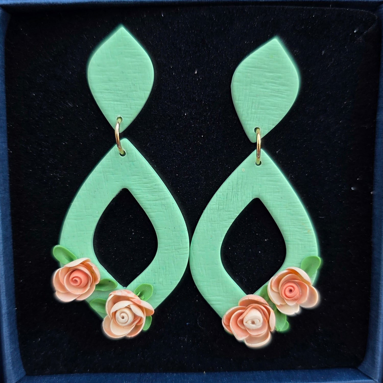Floral oorbellen in pastelgroen met perzikroze rozen - model Smyl XL