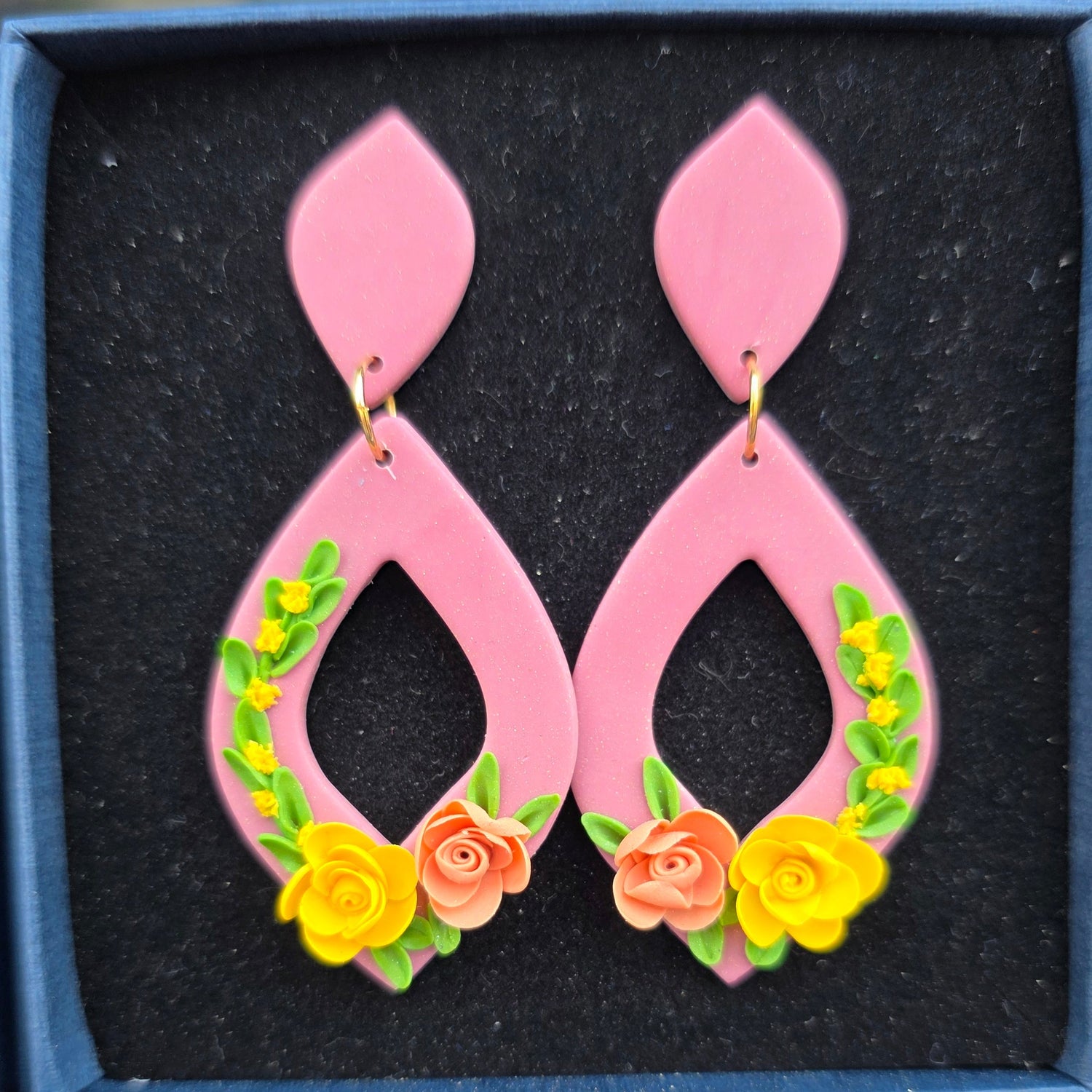 Floral oorbellen in oudroze met gele en perzik rozen - model Smyl XL
