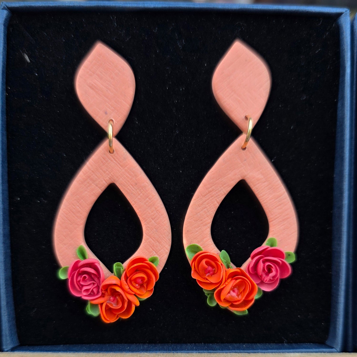 Floral oorbellen in zalmroze met roderoze rozen - model Smyl XL