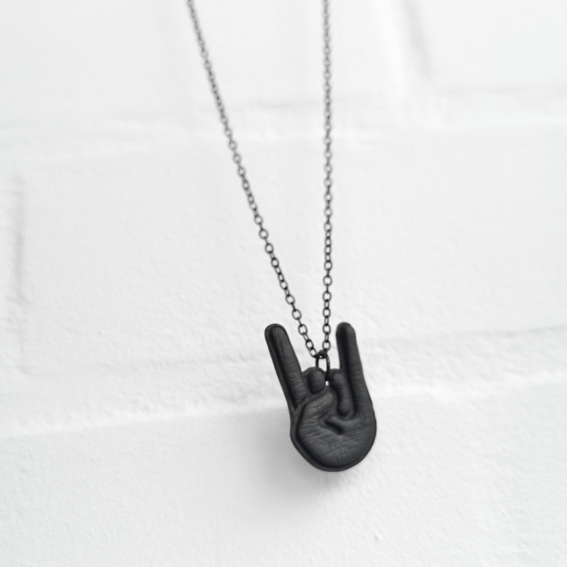 Zwarte Graspop hanger | metal rock hand met zwarte ketting