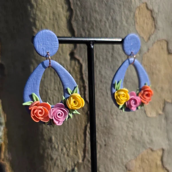 Floral oorbellen met rozen in zachte kleuren ~ model Gunda