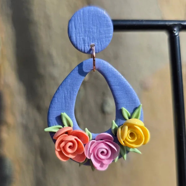 Floral oorbellen met rozen in zachte kleuren ~ model Gunda