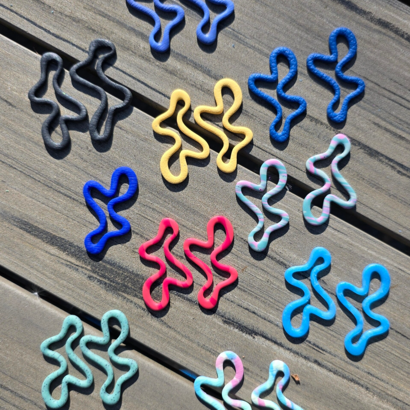 Skrible oorbellen diverse kleuren ~ speelse oorhangers aan ringetjes - Lichtblauw