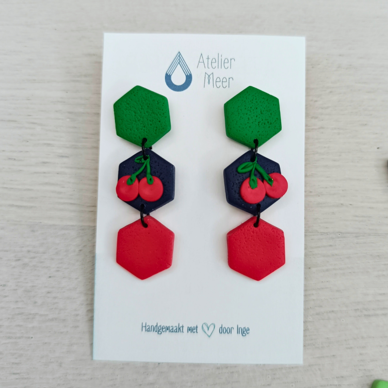Kersen oorbellen met 3 hexagons