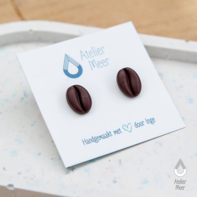 Koffieboon studs ~ bruine oorstekers voor de koffielover