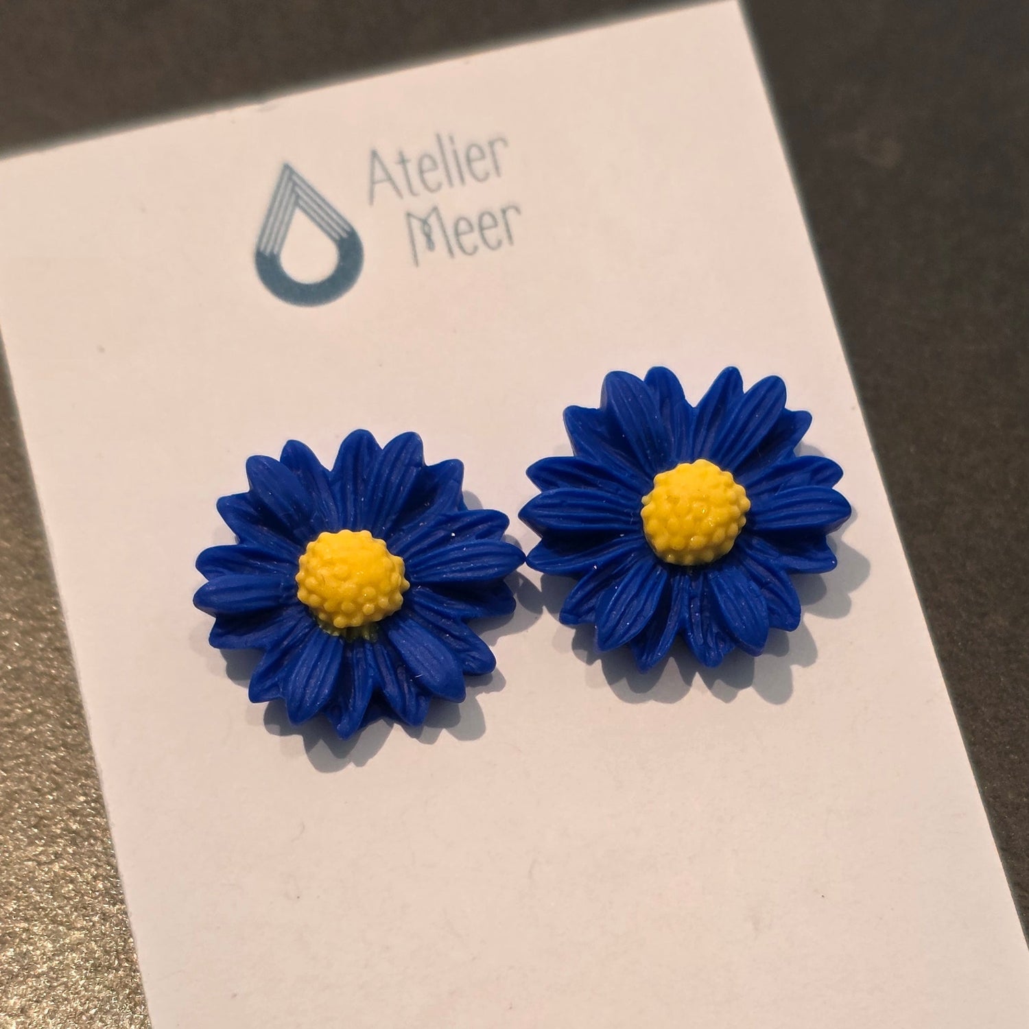 Daisy bloem oorstekers in kobaltblauw