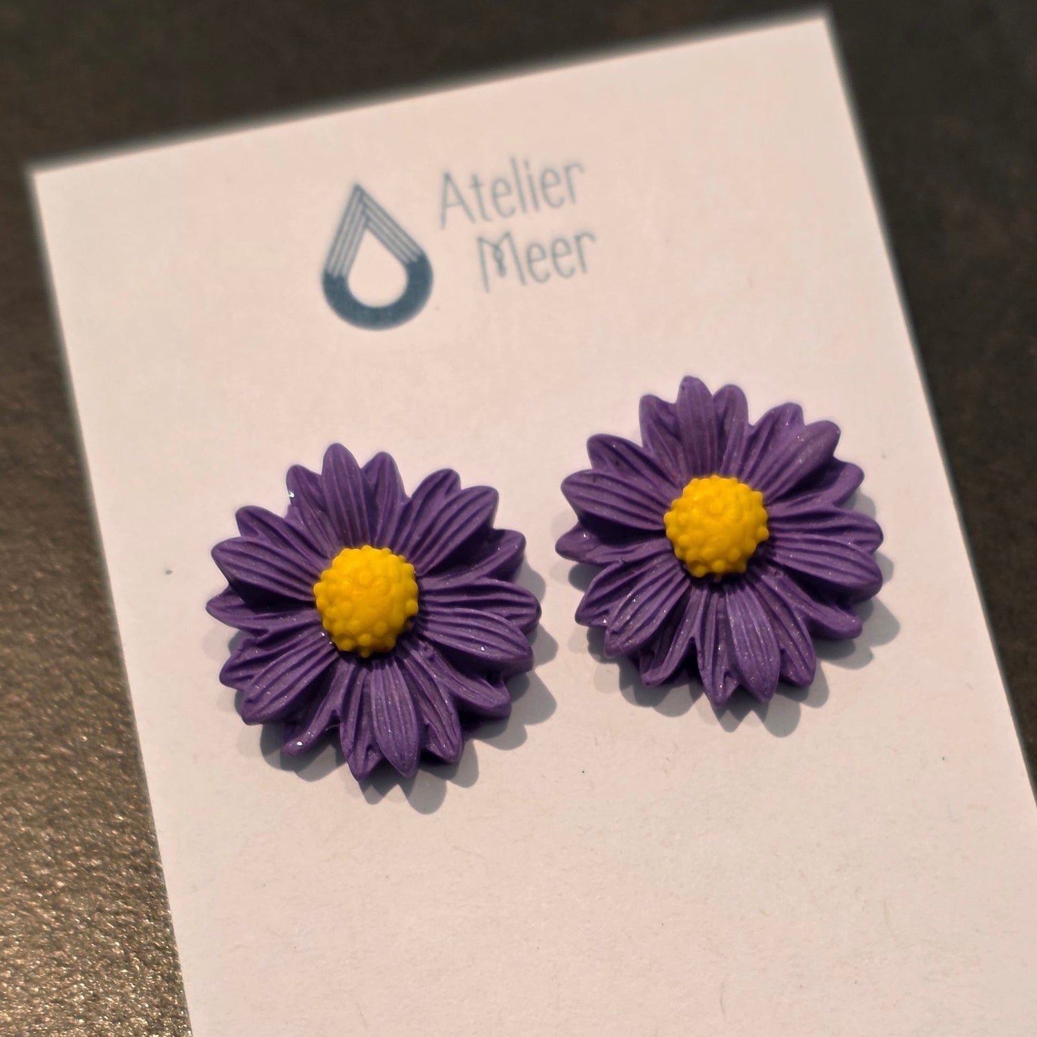 Daisy bloem oorstekers in lila paars
