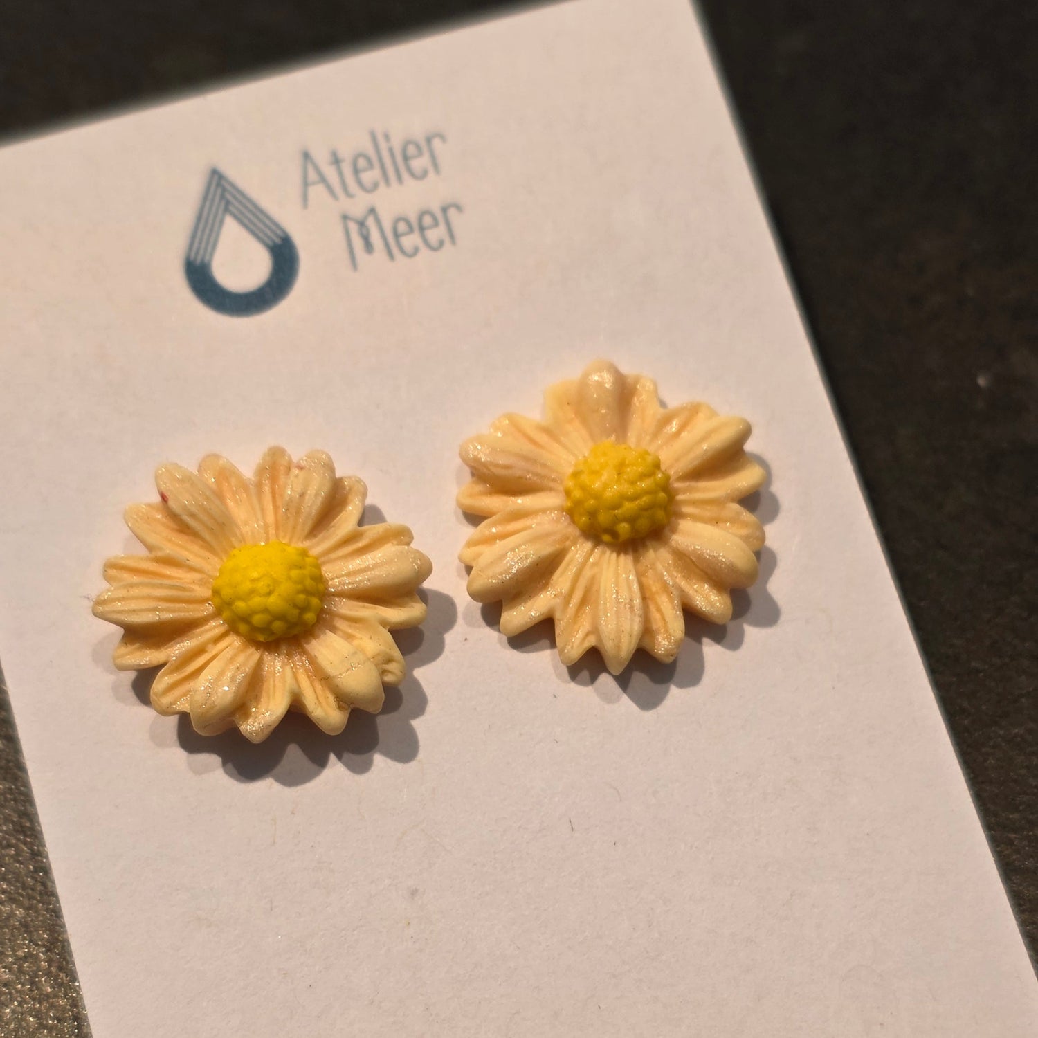 Daisy bloem oorstekers in pastel geel-roze