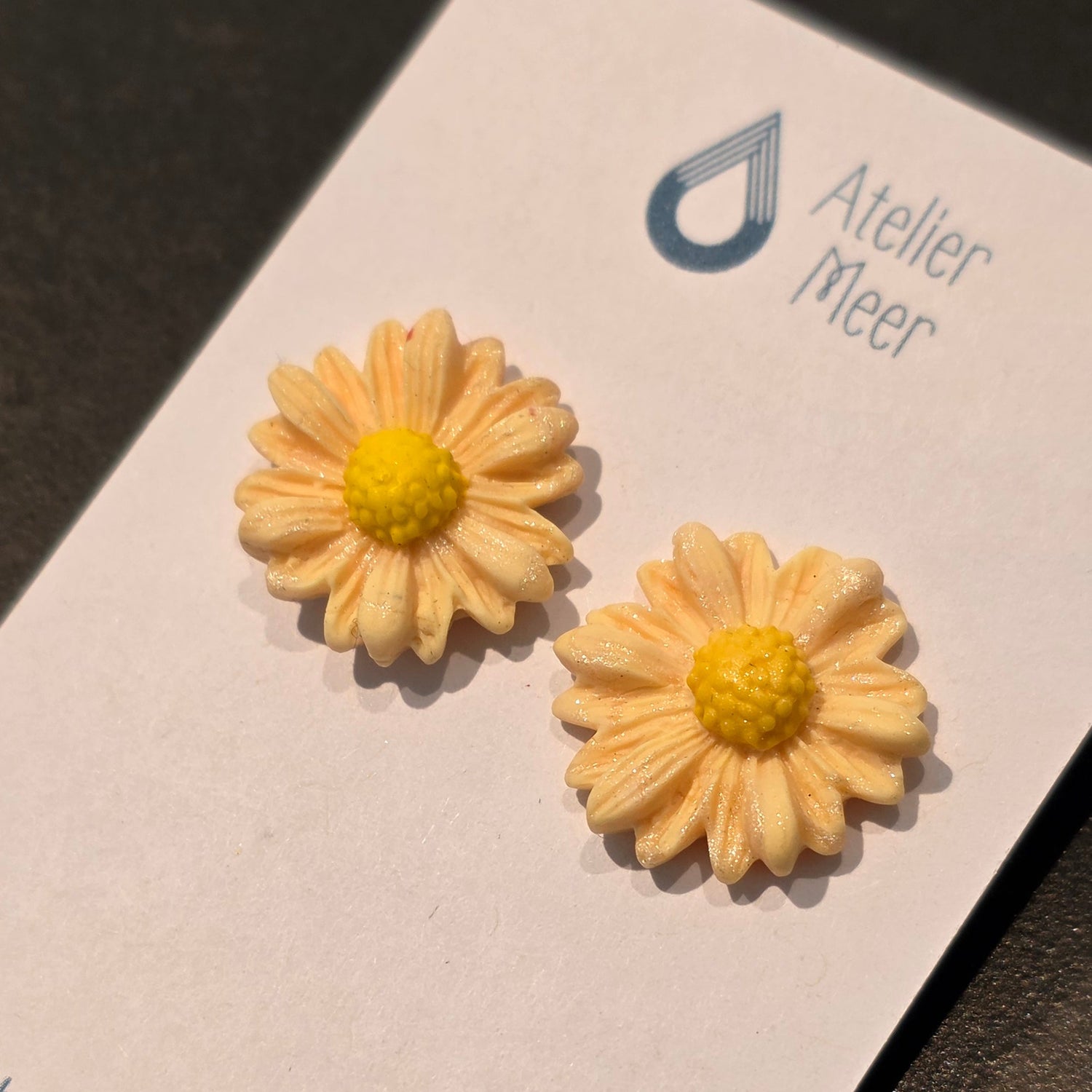 Daisy bloem oorstekers in pastel geel-roze