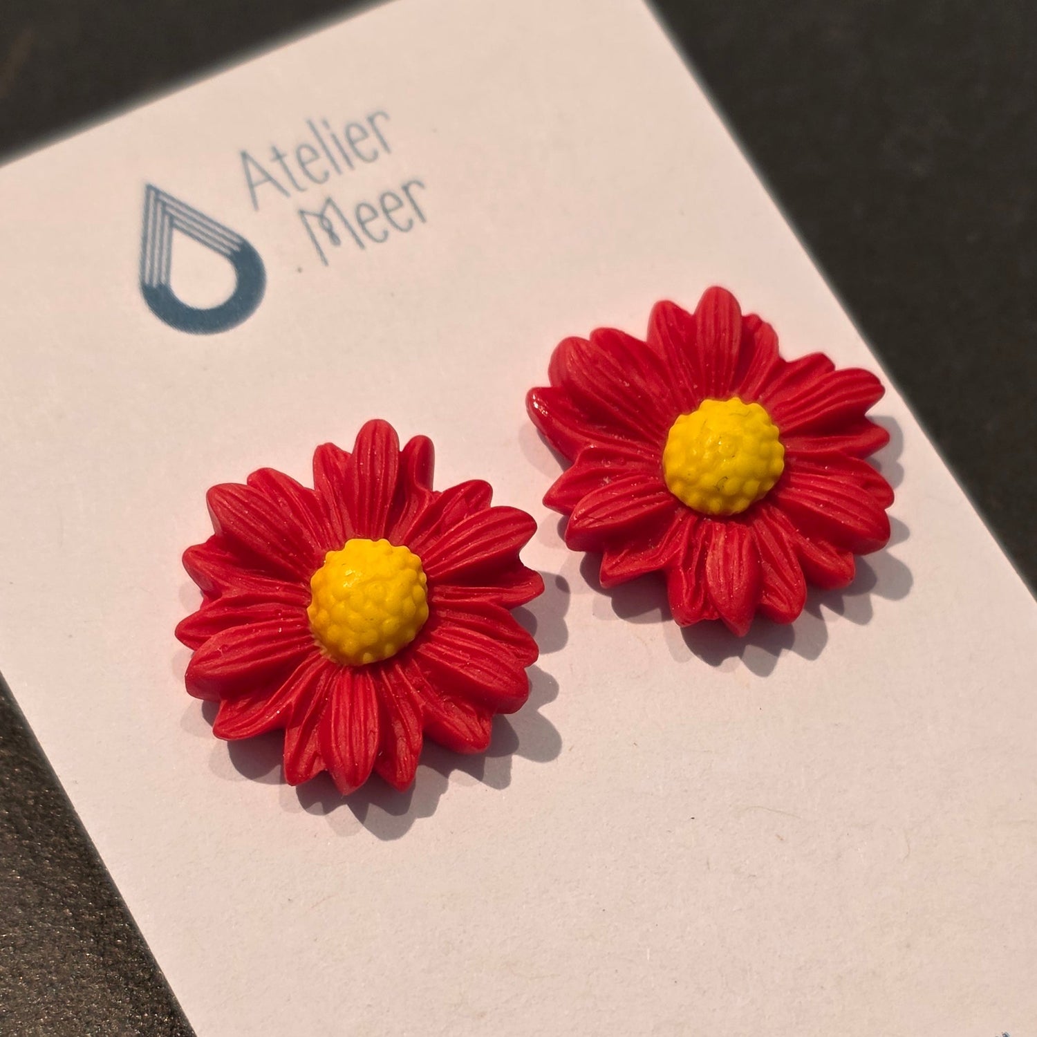 Daisy bloem oorstekers in rood