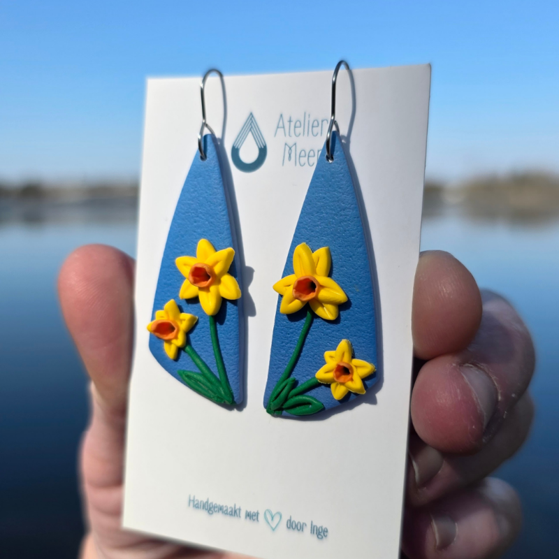 Narcis Swan oorbellen ~ blauwe oorbellen met gele bloemen