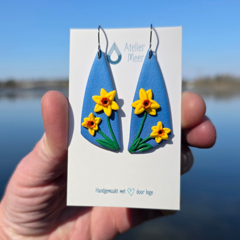 Narcis Swan oorbellen ~ lente collectie