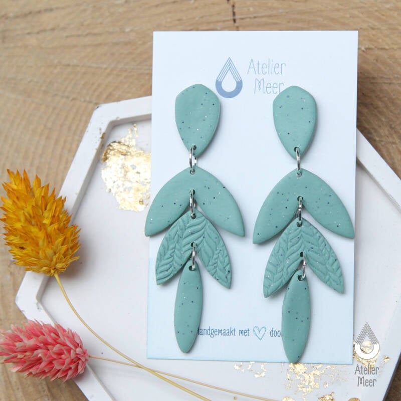Seline ~ blaadjes oorbellen - Mint spikkel