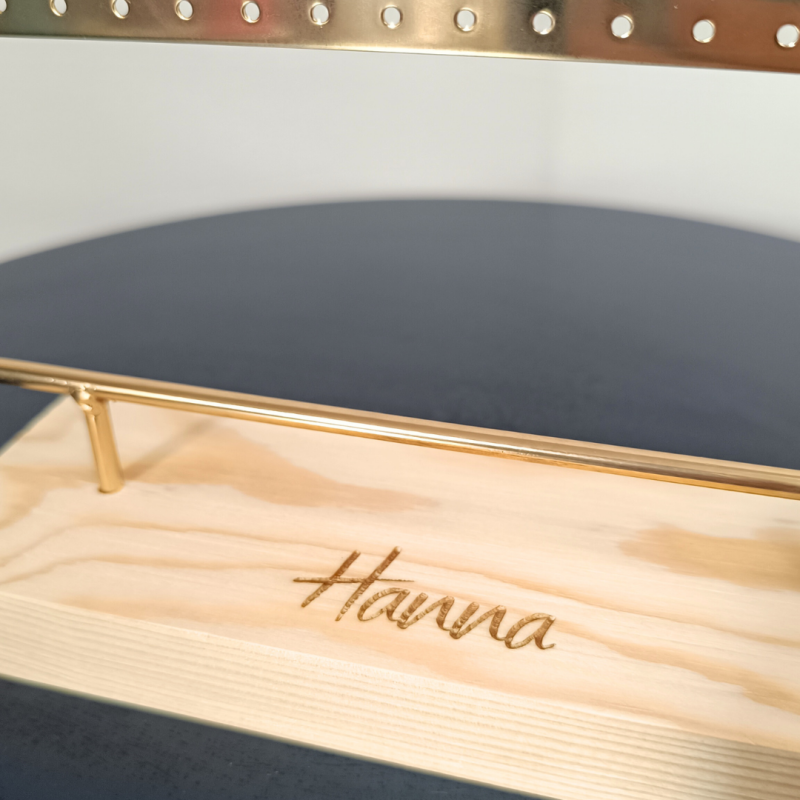 Gepersonaliseerd oorbellenrekje in metaal met houten voet - Goud