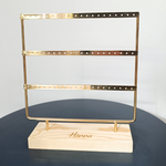 Gepersonaliseerd oorbellenrekje in metaal met houten voet - Goud