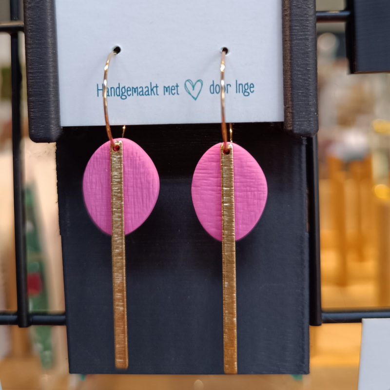 MIA oorbellen met messing staafje ~ elegante oorhangers - Zalmroze