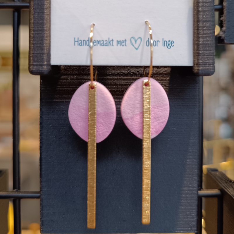Elegante zalmroze oorhangers met messing staafje | model MIA