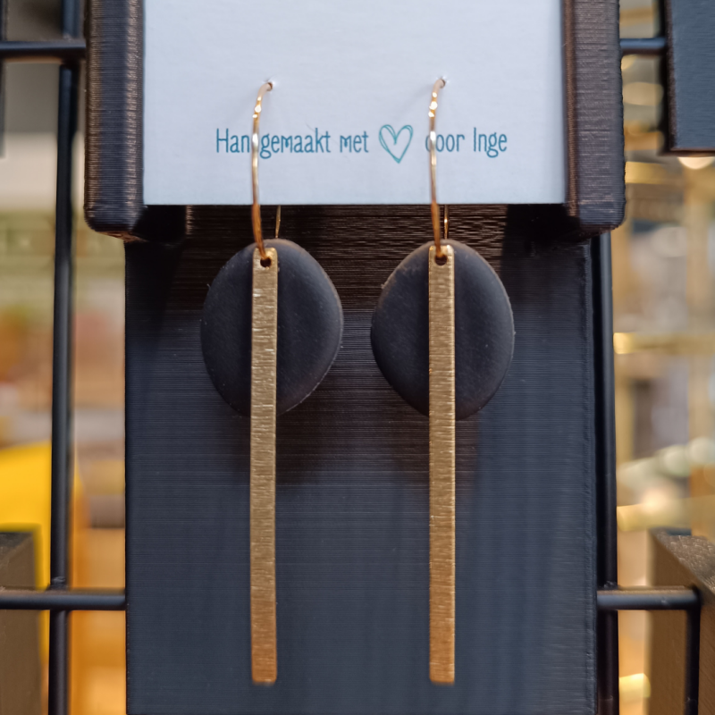Elegante zwarte oorhangers met messing staafje | model MIA