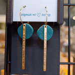 MIA oorbellen met messing staafje ~ elegante oorhangers - Dennengroen