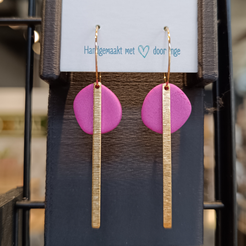 MIA oorbellen met messing staafje ~ elegante oorhangers - Fuchsia