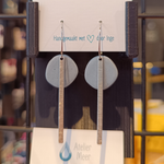 MIA oorbellen met messing staafje ~ elegante oorhangers - Zilvergrijs