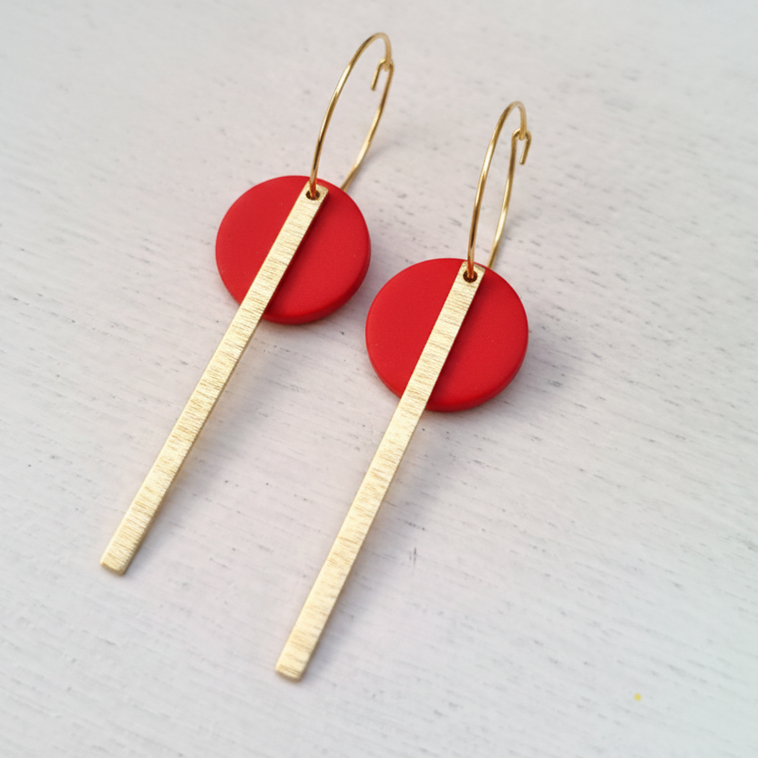 MIA oorbellen met messing staafje ~ elegante oorhangers - Rood