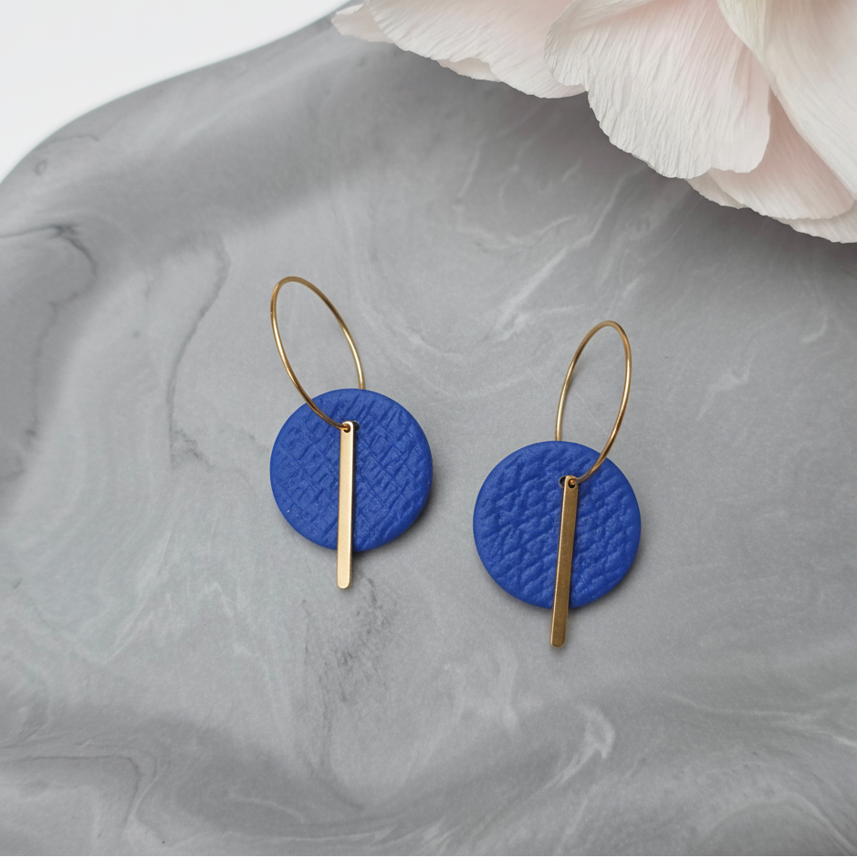 rina oorhanger in blauw met gouden staafje