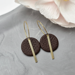 rina oorhanger met staafje in chocoladebruin