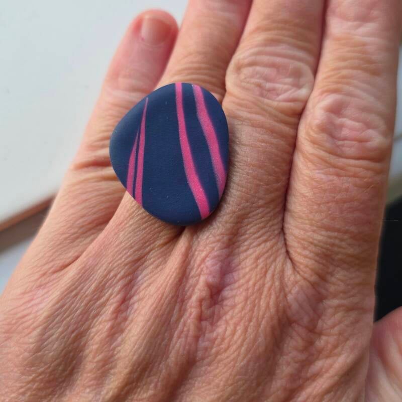 Ring Ylva navy roze ~ verstelbare ring uit stainless steel met klei