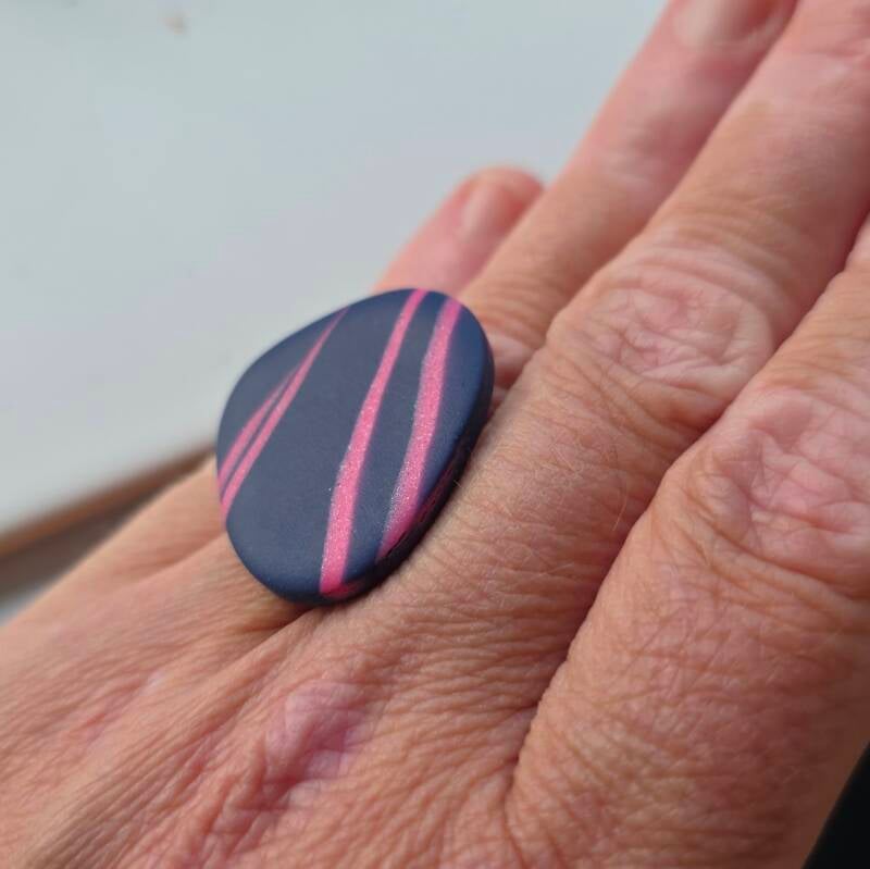 Ring Ylva navy roze ~ verstelbare ring uit stainless steel met klei